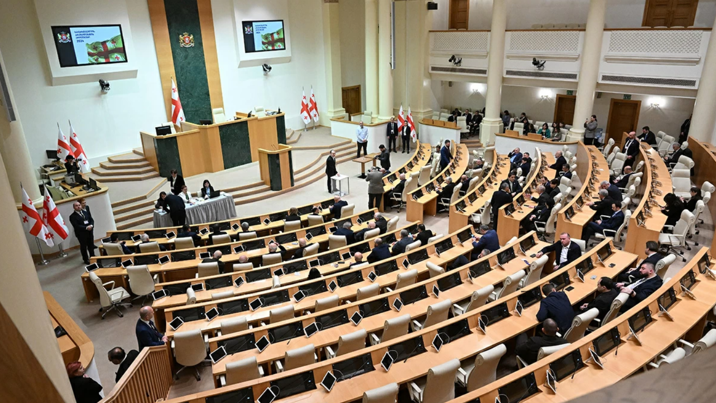 Заседание в парламенте Грузии с присутствием представителей только лишь одной партии- “Грузинская мечта”
Фото: Vano Shlamov / AFP
