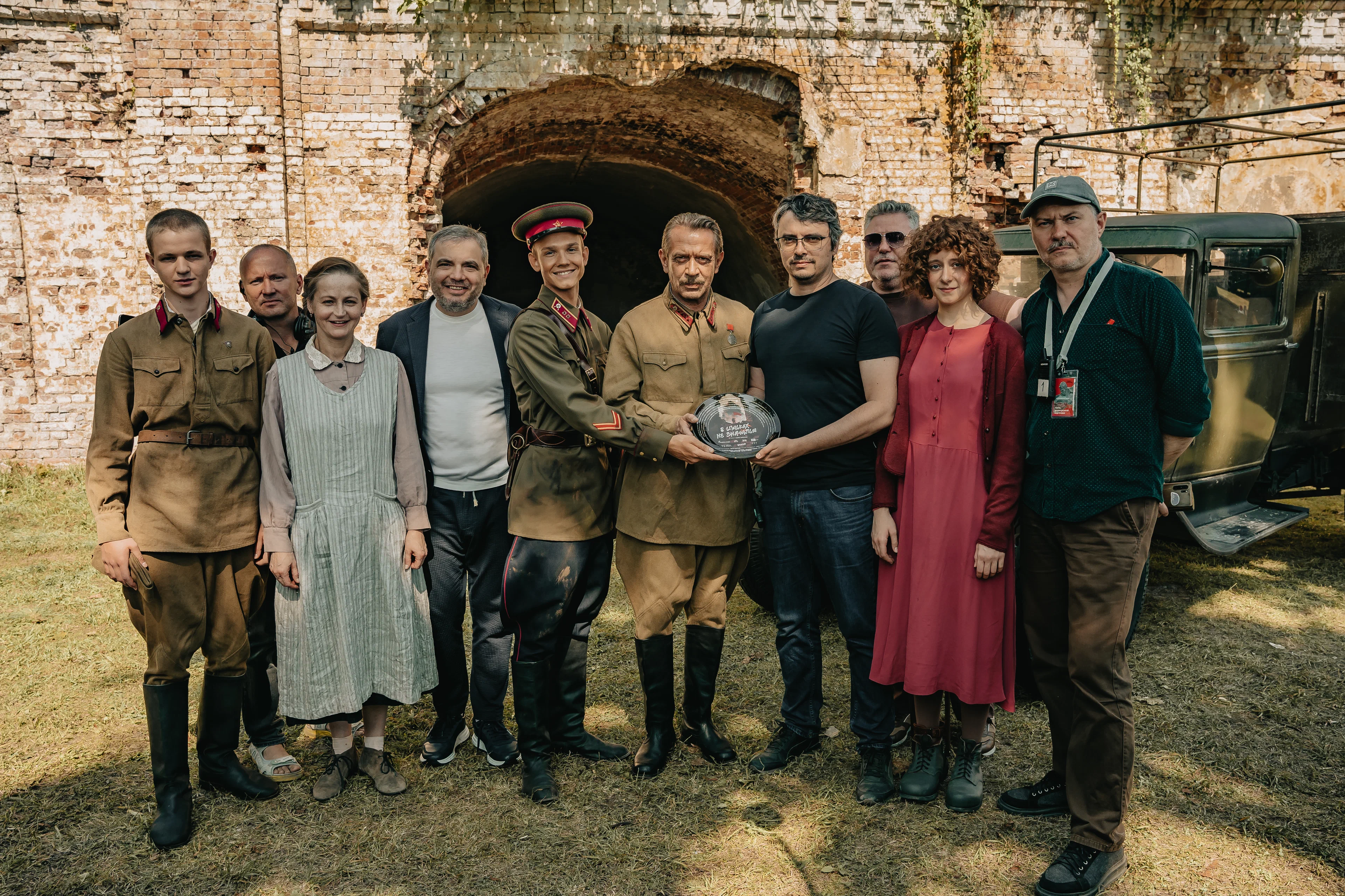 Фото со съёмок фильма «В списках не значился» / kinopoisk.ru
