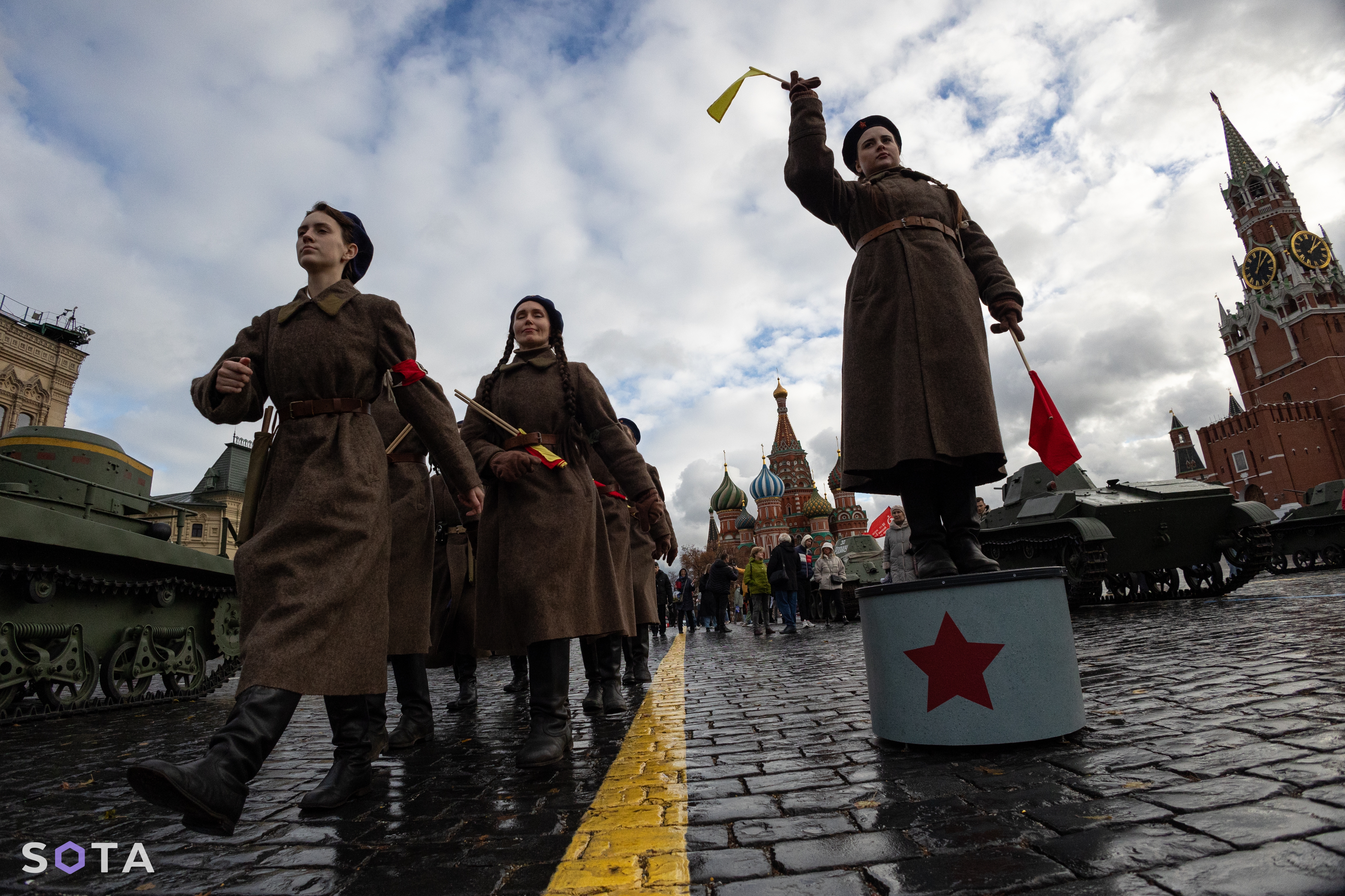 Реконструкция советских военных на Красной площади времен с отсылкой к 1941 году 