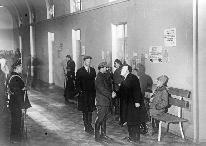 Кадр из фильма «Ленин в Октябре». Встреча Ленина и Сталина в Смольном /&nbsp;csdfmuseum.ru