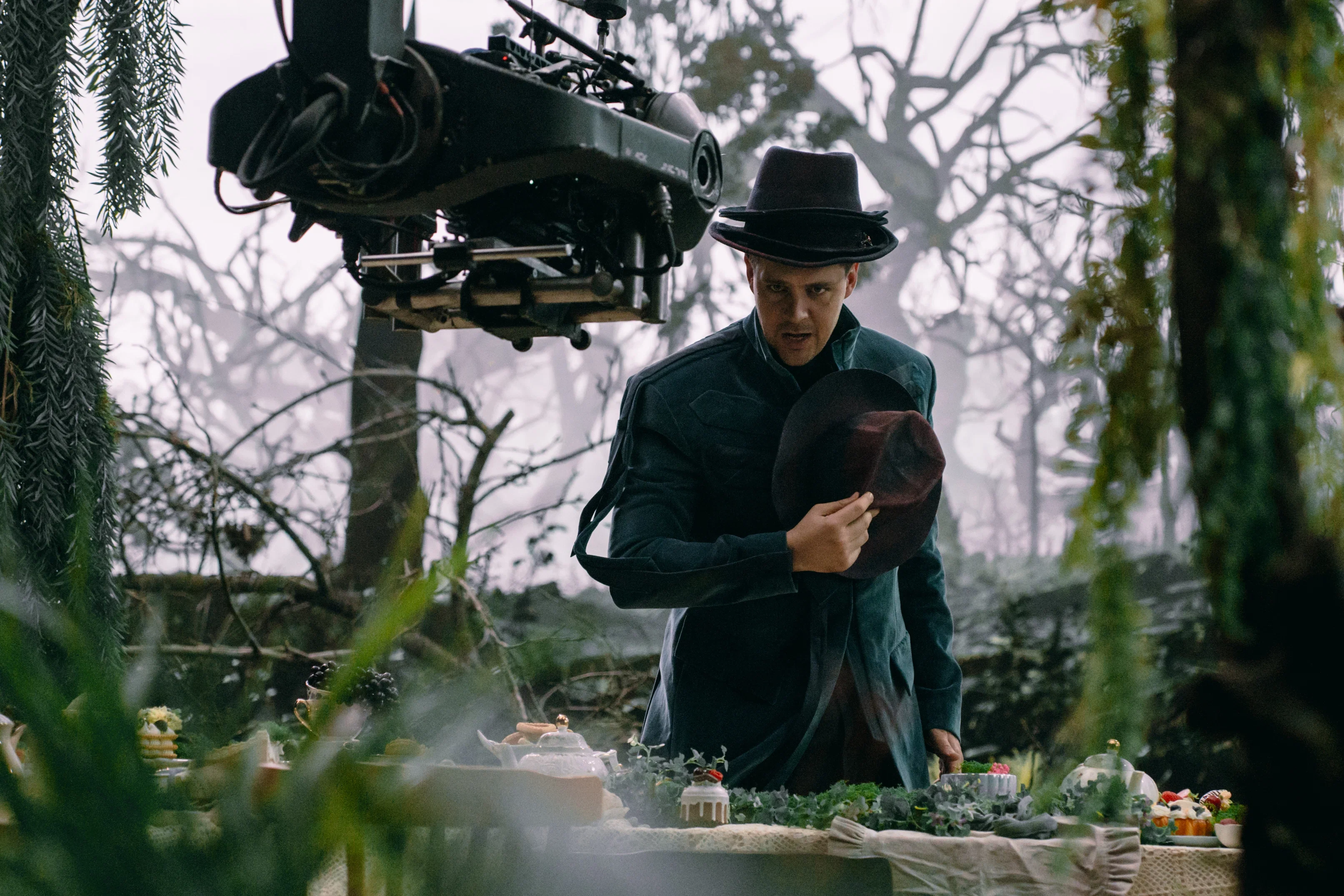 Фото со съёмок фильма «Алиса в Стране Чудес»
kinopoisk.ru    