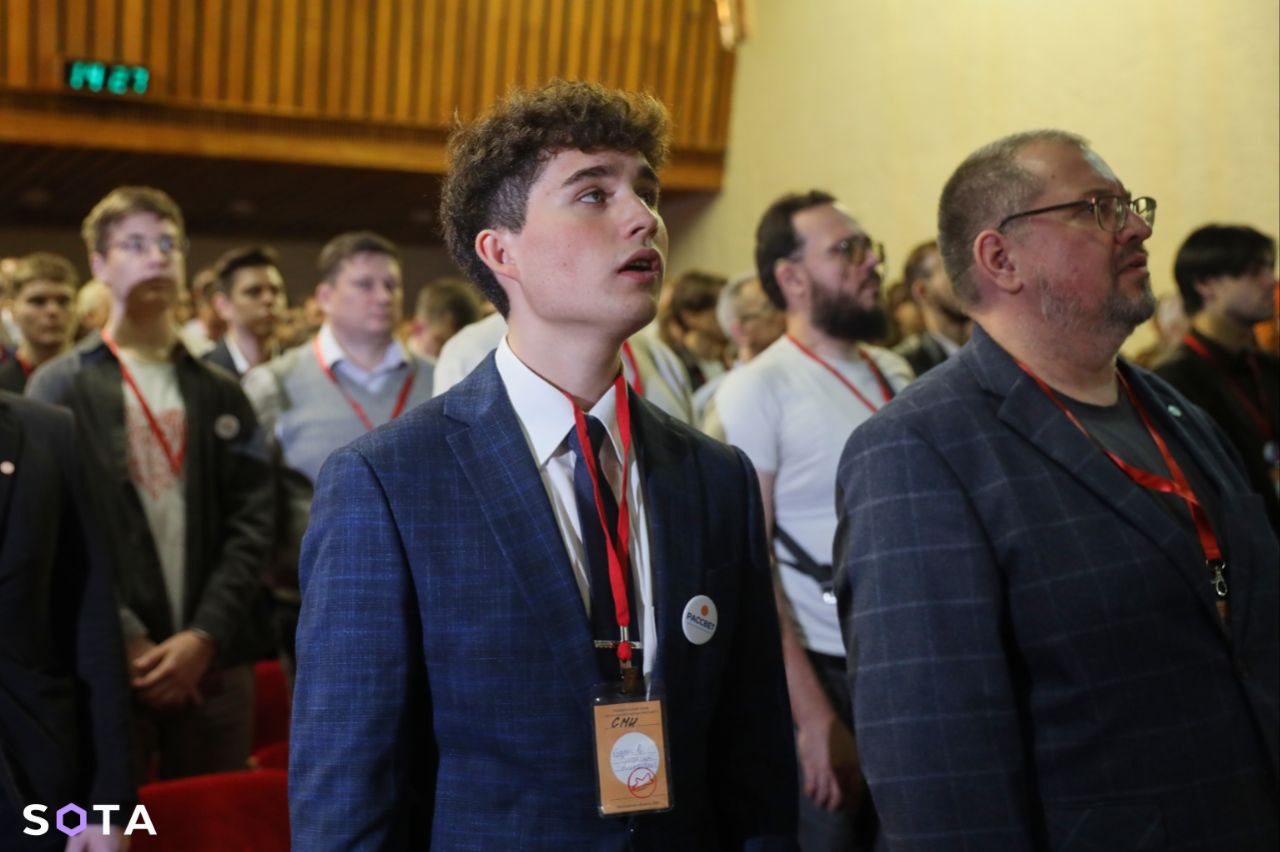 Алексей Комелев (справа) поет гимн России на съезде «Рассвета»
