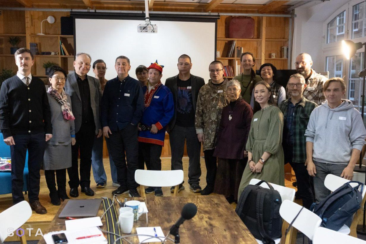 Фото: Марк Здор (в центре) на берлинском слете «деколонизаторов с острова Оркас и российских оппозиционеров