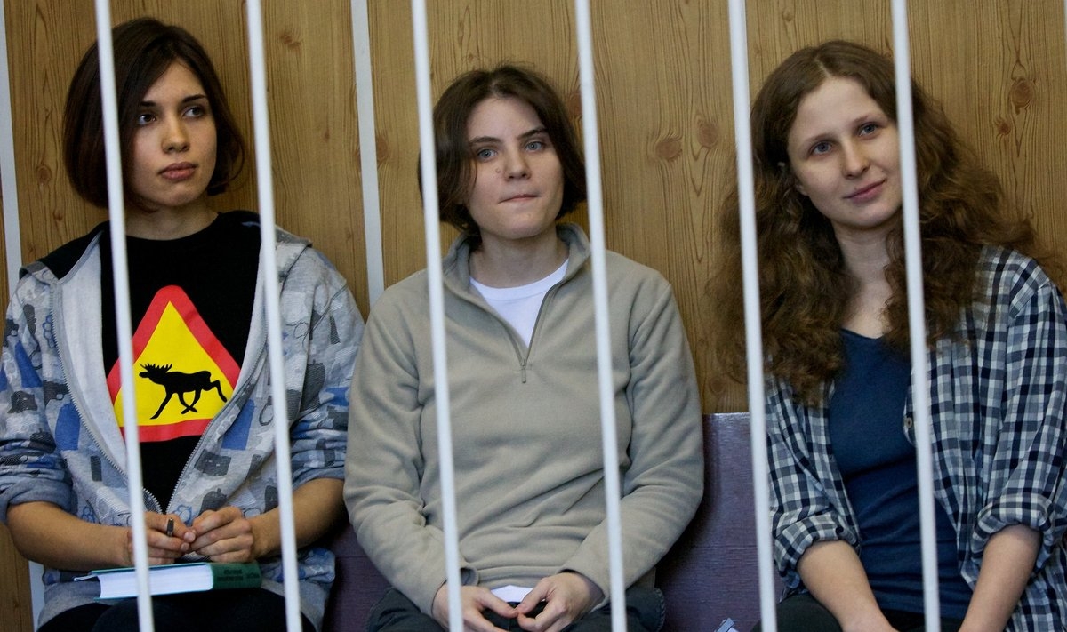 Участники Pussy Riot на судебном заседании. Надежда Толоконникова, Мария Алехина, Екатерина Самуцевич
Фото: delfi.lt / AP / Scanpix