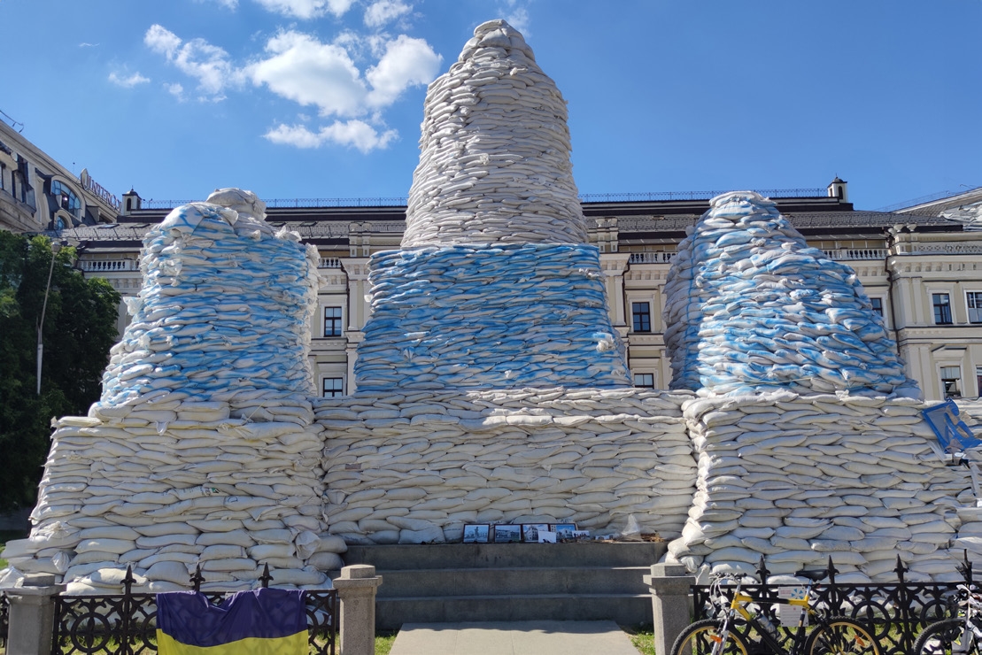 «Знаменитый мраморный памятник Княгине Ольге, Андрею Первозванному, Кириллу и Мефодию — вот в таком необычном виде сейчас. Михайловская пл.» (Андрей Сапунов)
Фото:&nbsp;Андрей Сапунов&nbsp;&nbsp;